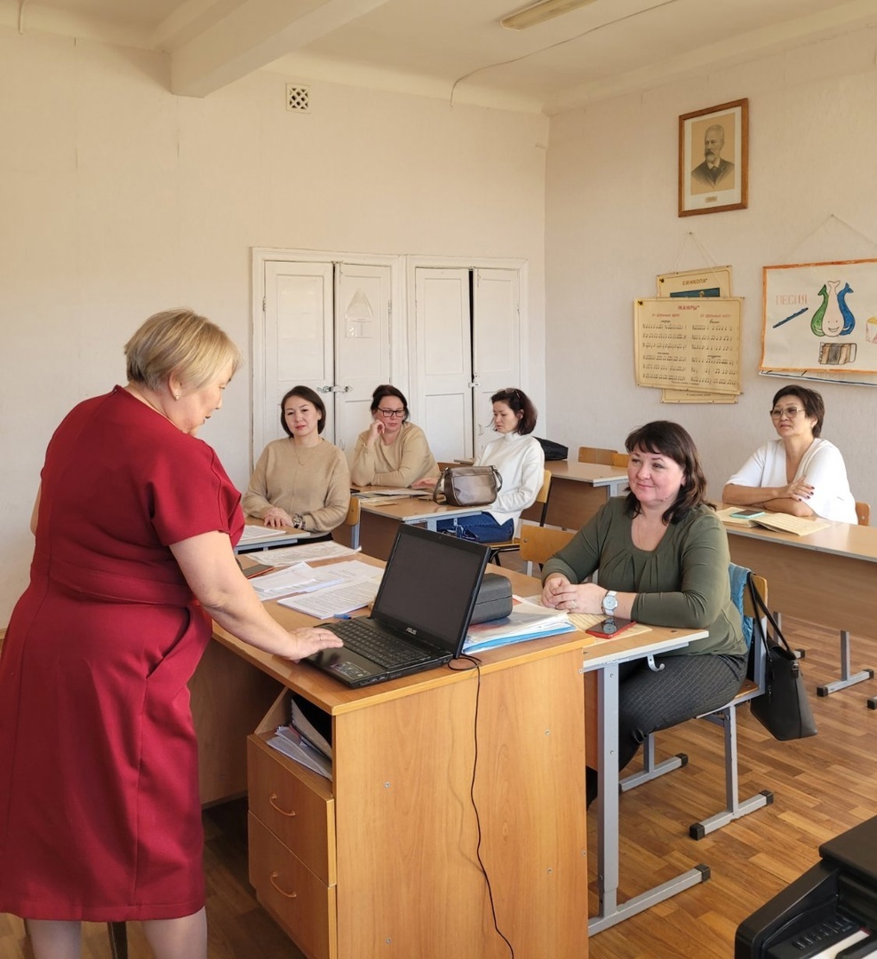 Сегодня в рамках курсов повышения квалификации Лариса Иосифовна Гришкина провела лекцию и открытый урок на тему "Чтение с листа на уроках сольфеджио".
