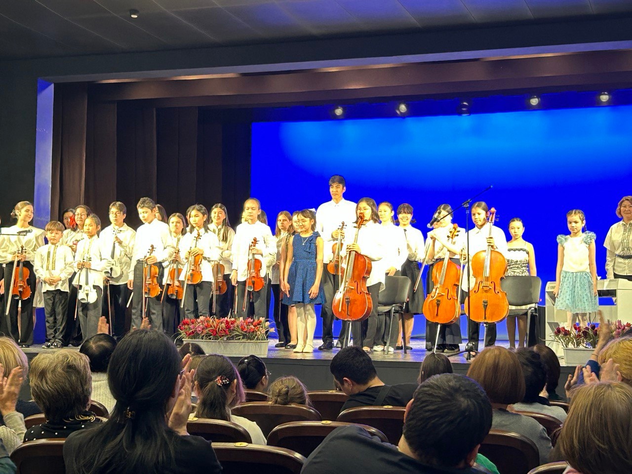 Сегодня учащиеся фортепианного и оркестрового отделений школы приняли участие в Весеннем концерте, который проходил на сцене Русского театра драмы и комедии. 