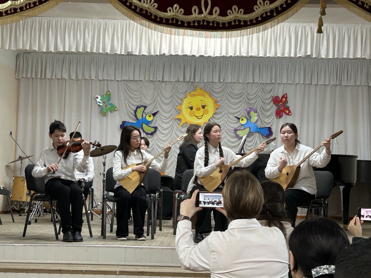 22 марта состоялся концерт народного отделения, посвященный праздникам Масленица и Цаган сар.