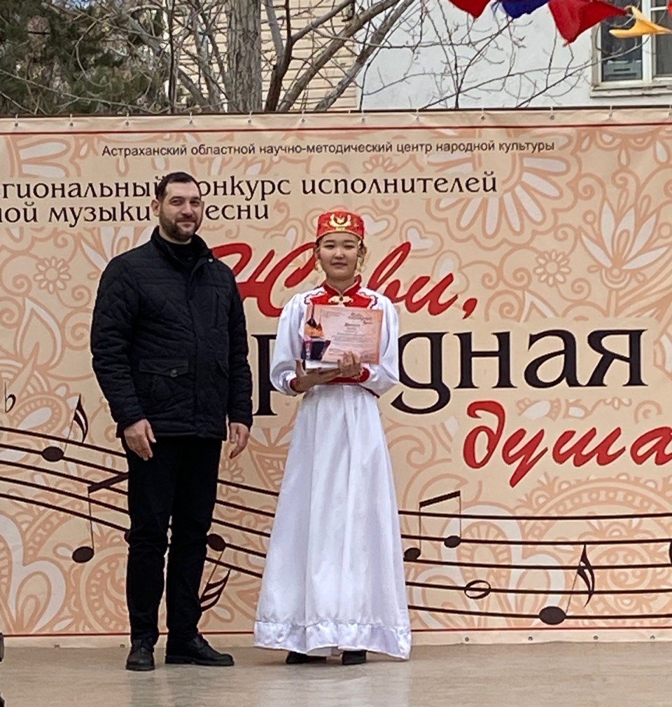 Сегодня учащиеся и преподаватели нашей школы выезжали в г.Астрахань для участия в Межрегиональном конкурсе исполнителей народной музыки «Живи, народная душа!»