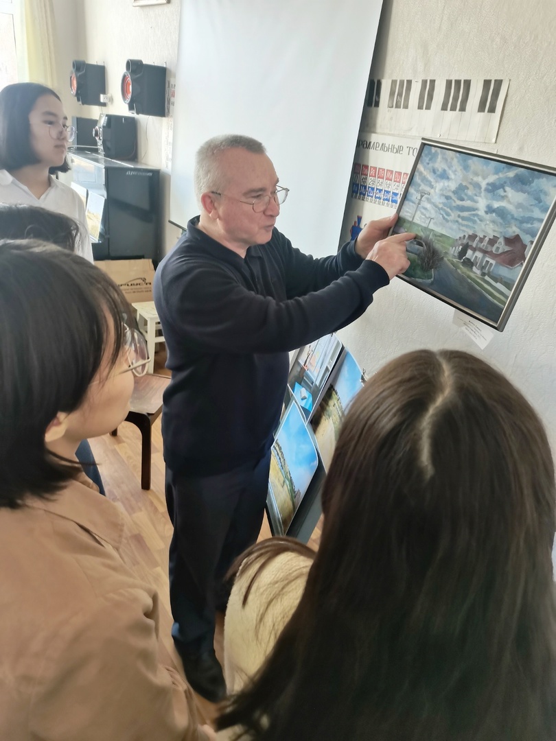 Сегодня преподаватель Колледжа искусств им.П.О.Чонкушова Юрий Петрович Давыдов провел мастер-класс для учащихся художественного отделения на тему "Воздушная перспектива в пейзаже".