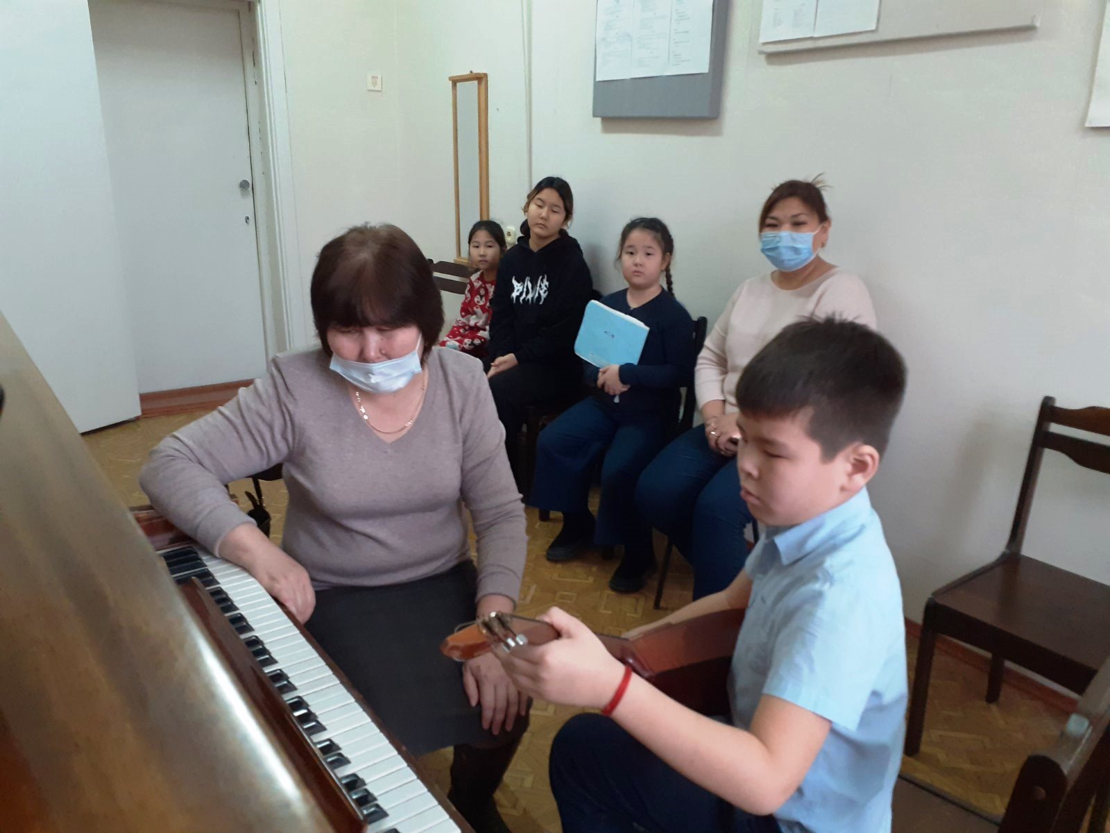 Сегодня на отделении калмыцких народных инструментов провела мастер-класс Народная артистка РК Саглар Васильевна Анджаева.